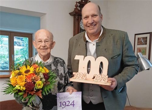 Die Glückwünsche der Gemeinde an den Jubilar überbrachte der Dritte Bürgermeister Christian Bergener. Foto re