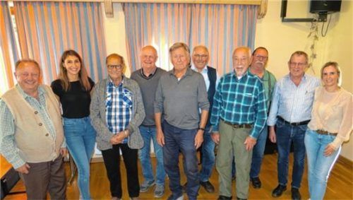 Die „Hauptpersonen“ des ersten Saison-Spieltags: (von links) Zweiter Bürgermeister Klaus Christoph, Vera Mayer, Peter Michnik, Bernhard Goretzki, Helmut Walter, Marinus Schmid, Ernst Altmann, Hans Zahler, Spielleiter Anton Stahuber sowie Daniela Zelz. Foto Baumann