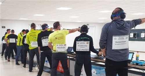 Die Hubertusschützen (gelbe Trikots) im Duell gegen den SV Waldkirch II. Foto kg