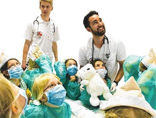 Die Kinder schlüpfen in die Rolle des Patienten oder Arztes und lernen spielerisch, wie ein Besuch im Krankenhaus abläuft. Foto Re
