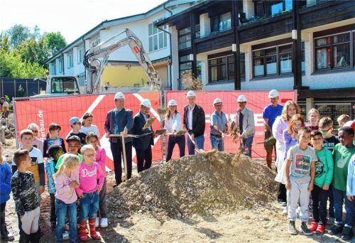 Die Kinder waren mit von der Partie beim Spatenstich des Neubaus der Schule. Foto re