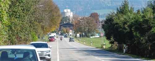 Die Kufsteiner Straße wird häufig als „Rennstrecke“ missbraucht. Deshalb will der Gemeinderat jetzt den Verkehr auf ihr verlangsamen und so Fußgänger und Radfahrer besser schützen. Foto Schubert