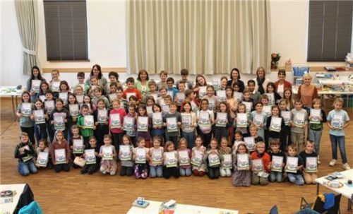 Die Leseclubteilnehmer mit ihren Urkunden. In der hinteren Reihe (von links) freuen sich mit ihnen Tanja Mertes, Anna Weigl, Hildegard Höß, die Dritte Bürgermeisterin Anna Wallner sowie die Büchereileiterin Petra Divko. Foto divko