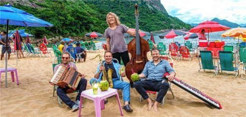 Die Musiker (vorne, von links) Andreas Hinterseher, Mulo Francel, Chris Gall und (hinten) D.D. Lowka freuen sich auf das Konzert in Rosenheim.Foto Quadro Nuevo