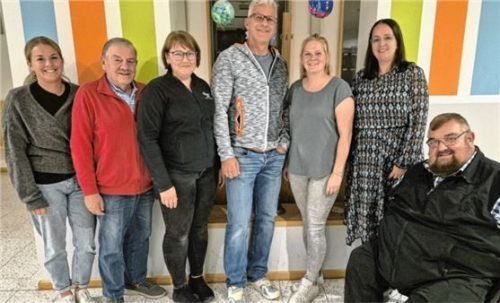 Die neue Vorstandschaft: Franziska Mächl, Josef Schmid, Irina Eidam, Andreas Wastlhuber, Melanie Prien, Angela Waldhäusl und Hans Loy.Foto Thusbass