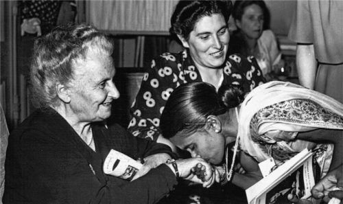 Die Pädagogin Maria Montessori (links) wird von indischen Delegierten im Jahr 1949 auf dem 8. Internationalen Montessori-Kongress begrüßt. Die italienische Ärztin wurde durch ihr vorschulisches Erziehungssystem bekannt.Foto DPA