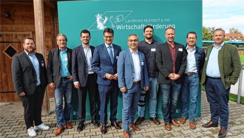 Die Projektgruppe sowie die Referenten des ersten Wasserstoffkonvents mit Landrat Max Heimerl (Vierter von links). Foto Landratsamt Mühldorf