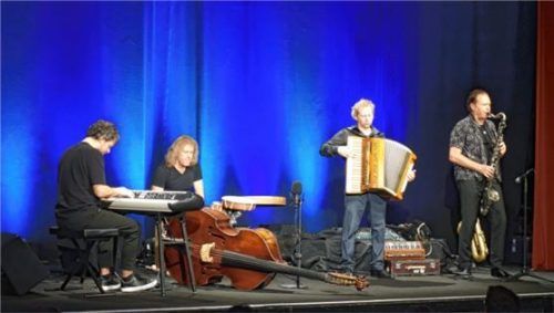 Die Quadros beim Benefizkonzert: (Von links) Chris Gall (Piano), D.D. Lowka (Bass und Percussion), Andreas Hinterseher (Bandoneon, Akkordeon) und Mulo Francel (Saxofon). Foto friedrich