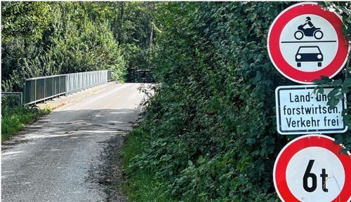 Die Regeln sind klar definiert. Doch offenbar halten sich nicht alle daran. Die Autobahn GmbH beobachtet eine permanente Überlastung der alten Brücke. Foto Gerlach