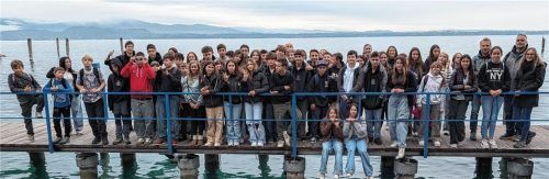Die Schüler der siebten Jahrgangsstufe der Mittelschule Feldkirchen-Westerham mit Lehrerin Ramona Held, Lehrer Dusty Pearce und Konrektor Ralf Kassirra (letzte Reihe von rechts nach links) am Gardasee. Foto re