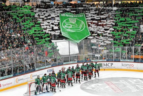 Die Starbulls sind seit Jahrzehnten ein Aushängeschild für die Region. Viele Menschen fiebern mit dem Team mit, und die Fans feiern ihre Stars mit so mancher Choreo in der Mangfallkurve des Rosenheimer Eisstadions. Fotos  Ziegler