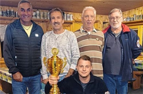 Die Stockschützen (von links) Christian Springer, Roland Thaler, Mexx Aescht, Robert Kümmerle und Peter Aigner halten stolz den Pokal in die Kamera.Foto re