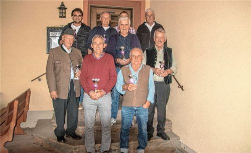Die stolzen Sieger des Jahres 2024: (vorne, von links) Josef (Sepp) Huber, Christian Link, Alfred Forster und Vorstand Jakob Gerg. Hinten, von links: Johannes Aschauer, Sepp Holzmann, Alois Rappold, Lenz Untereichmeier und verdeckt Hans Kirchlechner. Foto Stache