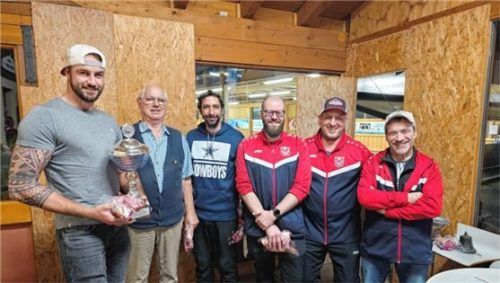 Die strahlenden Sieger: (von links) Hias Lechner, Lenz Böck, Peter König junior, Dominik Bacher, Marcus Maier und Andi Hartl.Foto König