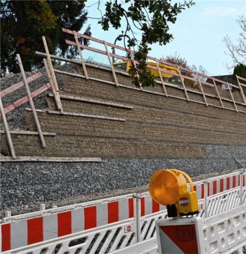 Die Stützwand oberhalb der Rohrdorfer Straße musste von Grund auf erneuert werden. Foto Peter Schlecker