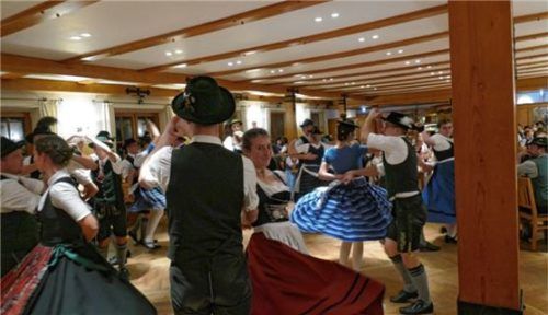 Die Tanzfreude war bei den Gästen des 18er-Kirta in Mietraching groß.Foto kiemer