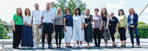Die Teams von Disposition, Logistik, Aboservice, Anzeigenannahme und Telefonzentrale: Melanie Bügler, Antje Sommerer, Felipe Simon, Patrick Penn, Mathias Wansner, Jasmin Ollesch, Barbara Weiß, Angelika Maidl, Nina Lux, Melanie Brandl, Verena Meier, Christine Graf, Nicola Zajac und Abteilungsleiterin Brigitte Jelinek (von links). Auf dem Bild sind nicht alle Mitarbeiter und Mitarbeiterinnen zu sehen. Foto Manfred Bär