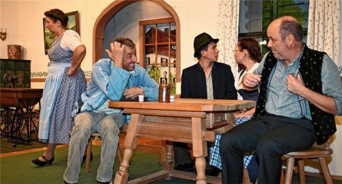 Die Turbulenzen nehmen zu: (von links) die Stasi, der Roßberger, der Sepp, die Vevi und der Stangassinger. Foto Ruprecht