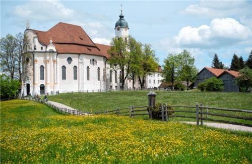 Die weltberühmte Wieskirche bei Steingaden ist ab nächstem Jahr für die Bewohner des Landkreises Rosenheim mit einem einheitlichen MVV-Tarif erreichbar.Foto dpa