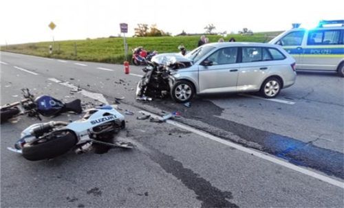 Die Wucht des Aufpralls hat die Suzuki des schwer verletzten Motorradfahrers in zwei Teile gerissen. Die Maschine war frontal mit dem Skoda des 83-Jährigen kollidiert.

Foto Freiwillige Feuerwehr Höhenmoos