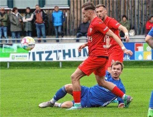 Doppeltorschütze Tobias Stoßberger wird von Tom Schulz attackiert, dahinter Albano Gashi.Foto Michael Buchholz