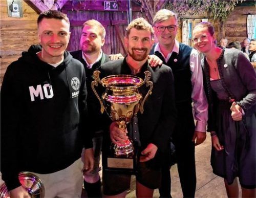 Dorfens AH-Vertreter Marc Obermaier sowie Martin und Jakob Eiglsperger mit Alois Unertl und Tochter Franziska (von links). Foto Weingartner