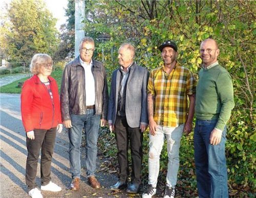 Doris Müller und Rolf Werner Miller vom Förderverein Rottmoos, Clemens Sturm, einer der Konzert-Organisatoren von Lions, Einrichtungsleiter Michael Liebold und der Lions-Präsident Tobias Hutterer (von links).Foto burlefinger