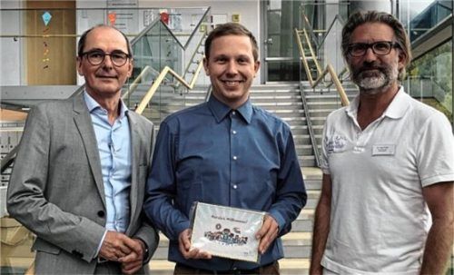 Dr. Clemens Miller (35), Facharzt für Anästhesie und Intensivmedizin (Mitte), wird von Geschäftsführer Peter Wichelmann (links) und dem kommissarischen Leiter der Kinderorthopädie, Dr. Hans Forkl, begrüßt.Foto Rehberg