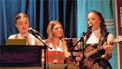 Drei Studentinnen sorgten neben der Lehrkräfte-Combo der Fachakademie für die musikalische Untermalung des Festakts. Foto Rath