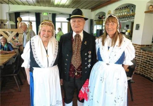 Ein echter Hingucker waren die Originaltrachten aus dem Riesengebirge von Bärbel Riemer und Wolfgang und Ute Hartmann (von links).Foto Baumann