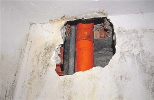 Ein falsch verlegtes Rohr kann schnell zu kostspieligen Auseinandersetzungen führen. Foto IMAGO / Zoonar