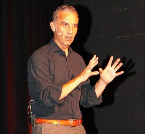 Ein Fest für die Lachmuskeln: Stefan Kröll begeisterte das Mettenheimer Publikum mit seiner Exitstrategie aus dem bayerischen Grant. Foto LAMPRECHT