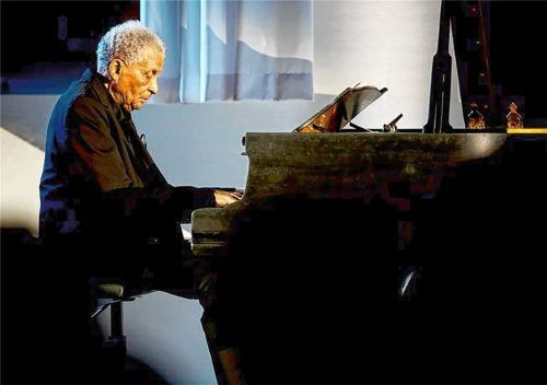 Ein Jazz-Künstler von Weltrang: Abdullah Ibrahim lebt in Aschau. Zu seinem 90. Geburtstag spielt er vier Konzerte in Riedering. Foto Marcel Schröder/dpa