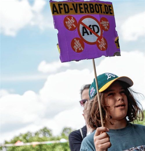 Ein Kind hält ein Schild mit dem Text „AfD-Verbot“ bei einer Familiendemo am Tag vor den Europawahlen gegen Rechtsextremismus und für eine demokratische, offene und vielfältige Gesellschaft an der Berliner Siegessäule. Die Debatte über ein Verbot wird derweil seit Jahren hitzig geführt. Nun könnte ein Antrag im Bundestag kommen. Foto dpa