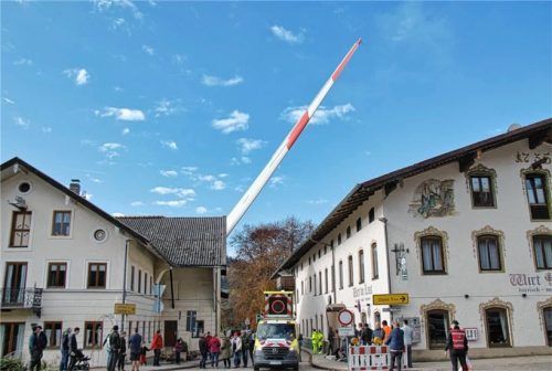 Ein Riese unterwegs: Von Aying aus werden derzeit gewaltige Teile der Windkraftanlage Riedholz, beispielsweise die Rotorblätter, per Schwertransport nach Großhöhenrain transportiert. Foto Schmuck