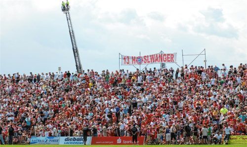 Ein Sportereignis, das 2007 11500 Zuschauer begeisterte: Das Spiel des FC Bayern in Höslwang. Sport bringt die Menschen zusammen – und für viele gibt es nichts Schöneres, als sich in den OVB-Heimatzeitungen über Leistungen, Siege, spannende Wettkämpfe und Niederlagen zu informieren. Vor allem auch dann, wenn sie selbst bei so einer großen Veranstaltung dabei waren – dann können sie nervenaufreibende Spielszenen und beglückende Erfolge noch einmal miterleben. Foto Ziegler