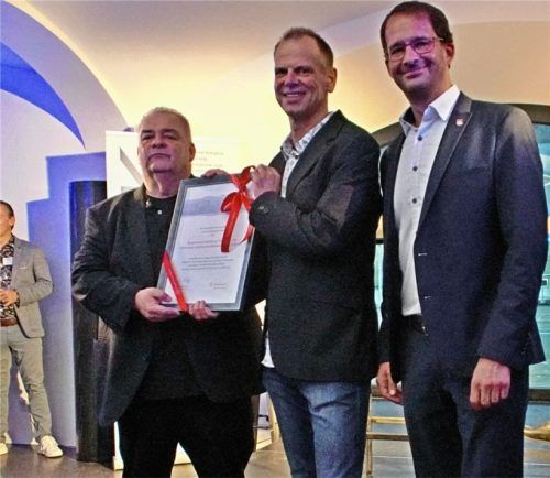 Eine Urkunde zum 25. Geburtstag erhielten ROSIK-Vorsitzender Holger Jarrath (links) und ROSIK-Geschäftsführer Alexander Dalzio (Mitte) von Rosenheims Oberbürgermeister Andreas März. Foto Sönmez