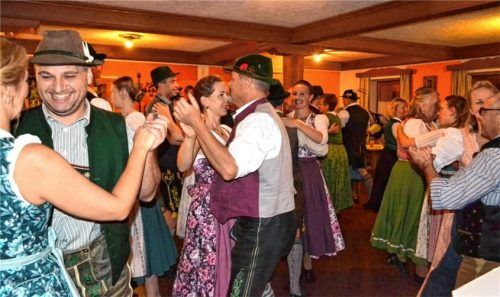 Einen geselligen Abend verbrachten die Gäste beim „Tanzl-Hoagscht“ in Tattenhausen.Foto Re