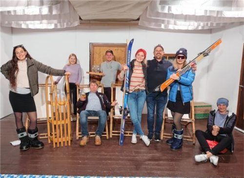 Einige Akteure rund um den Leiter der Theatergruppe, Martin Schweiger (Dritter von links). Foto re