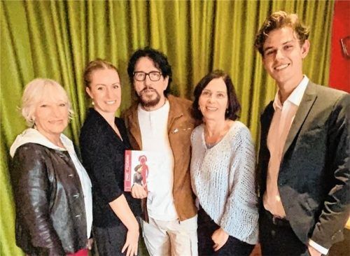 Einmalig und neu: Die Romaninszenierung von „Zwei Federn“. Unser Bild zeigt (von links) Gisela Emmi Riedl (Regie), Susanne Grun (Sprecherin), Rüdiger und Sonja Lehmann (Autoren) und Sascha Momberg (Piano).Foto re