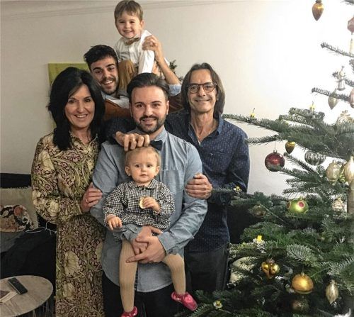 Elio Persico (rechts) an Weihnachten 2023 im Kreise seiner Liebsten samt Enkeln: Sohn David (vorne Mitte), Sohn Valentino (hinten links) und Ex-Frau Helga. Ein halbes Jahr später stirbt er an einer schweren Leberkrankheit im Chiemseehospiz Bernau. Foto privat