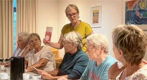 Elisabeth Jordan besuchte die Gruppe Frauenselbsthilfe Krebs Rosenheim und klärte über Brustkrebs-Selbsterkennung, mögliche Therapien und Heilungschancen auf.Foto re