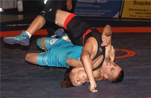 Er holte zuletzt zwei überzeugende Siege: Fliegengewichtler David Dik vom TVT (blaues Trikot).Foto Wittenzellner