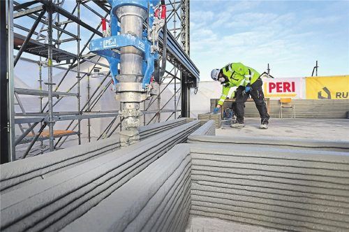 Erinnert an Arbeiten eines Konditors: Wände, die mithilfe eines 3D-Betondruckers in Schichten hoch gezogen werden. Foto Karl-Josef Hildenbrand/dpa