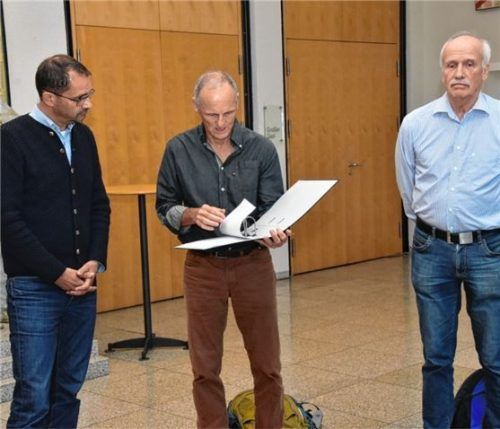 Etwa 4300 Unterschriften wurden mit der Petition „Naherholung für alle statt Profit für wenige“ gesammelt und an Oberbürgermeister Andreas März übergeben. Foto Schlecker