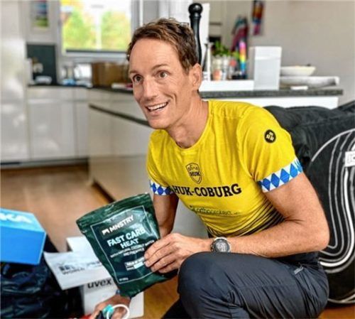 Fabian Mottl, hier beim Kofferpacken, blickt erwartungsvoll auf den Wettkampf. Foto Marco Garcia (dpa)/Mottl