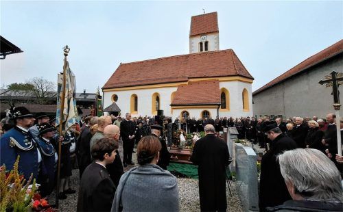 Familie, Freunde und Vereine begleiteten Franz Kriechbaumer auf seinem letzten Erdenweg.Foto Hecht