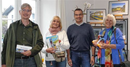 Florian Vogt (Dritter von links) mit den Gewinnern des Wettbewerbs: (von links) Wolfgang Wellige, Marlies Loferer und Dagmar Dowdle. Foto Schubert
