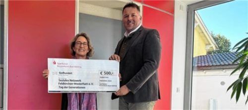 Freude über die Spende: Christine Knoll (Soziales Netzwerk) mit Florian Eichinger (Sparkasse Bruckmühl).