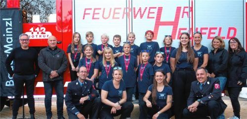 Freuen sich zusammen mit den Kindern über die neue Kinderfeuerwehr: (stehend von links) Wolfgang Seibert (BaderMainzl), Rainer Lampersperger (Hagebau) sowie (stehend von rechts) Annabel Böttger, Manja Krichbaumer (beide Heufelder Basar), die Betreuerinnen Barbara Glück und Kerstin Mühlhuber und (kniend von links) stellvertretender Kommandant Erwin Pötzinger, Melanie Kästner und Julia Stöber (Betreuerinnen) sowie Kommandant Florian Glück. Fotos baumann